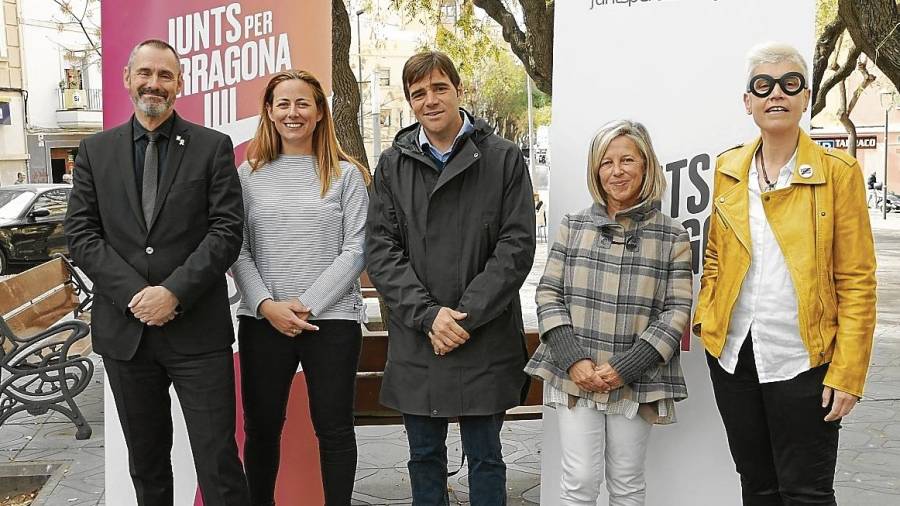 Imagen de archivo de la candidatura de Junts per Tarragona, con el fichaje de Elvira Vidal, líder vecinal de Solimar. FOTO: Cedida