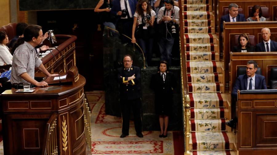 Pedro Sánchez (a la derecha) escucha la intervención de Pablo Iglesias en que anunció su abstención. Foto: EFE