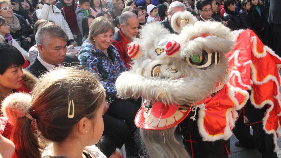 La celebración del Nuevo Año Chino llenó la calle del color de esta civilización milenaria FOTO: LLUÍS MILIÁN
