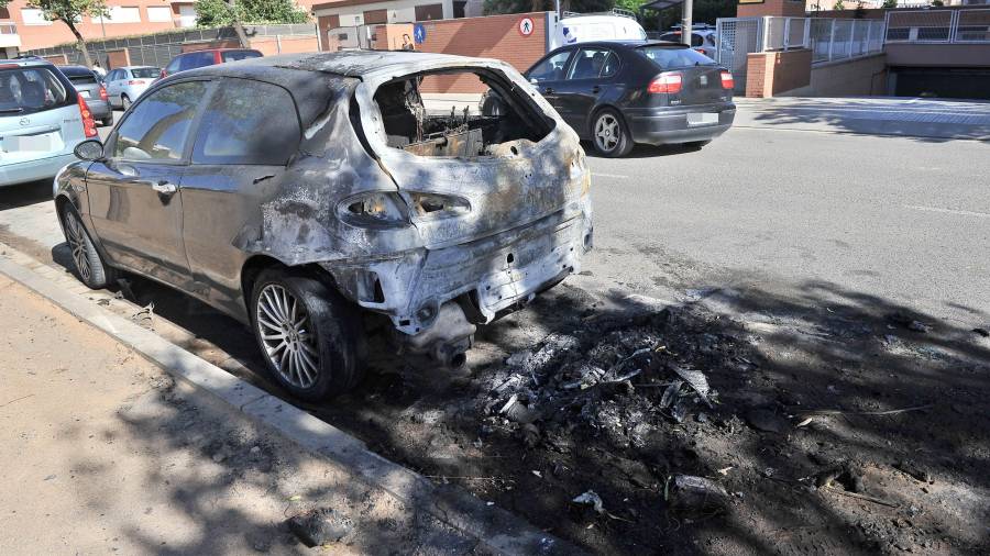 Imagen de los restos de la furgoneta quemada y del coche afectado parcialmente por las llamas. Foto: Alfredo Gonz&aacute;lez