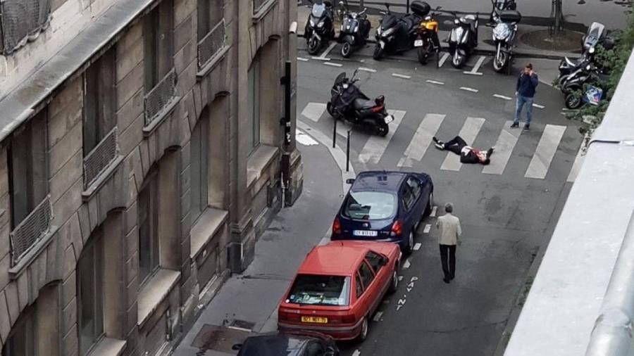 Una víctima en el suelo tras ser atacada en París.