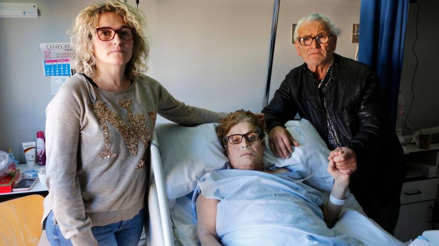 María López, acompañada de su marido, Antonio González, y de su hija, Mònica González, la semana pasada en el Hospital de Santa Tecla. FOTO: Pere Ferré
