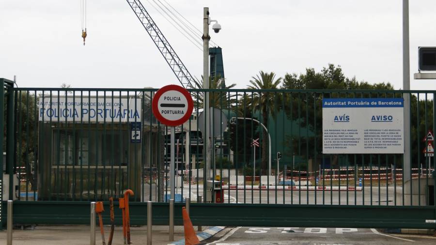 Una de las puertas de acceso al Port de Tarragona cerrada durante la convocatoria de huelga del lunes