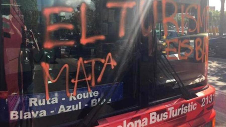Pintada en un bus turístico de Barcelona. (Twuitter CUP)