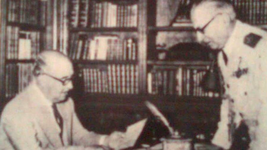 Franco despatxa amb el seu secretari, autor del llibrre.