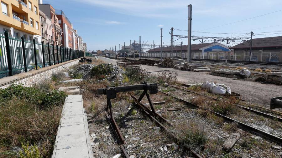 Estado de abandono de la zona ferroviaria detrás del barrio del Port. FOTO: pere ferré/dt