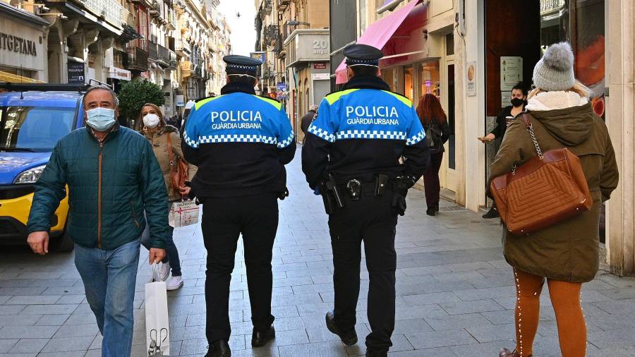 Dos agentes de la policía local de Reus caminando por la calle Llovera este invierno. foto: alfredo gonzálezfuente: Departament d’interior
