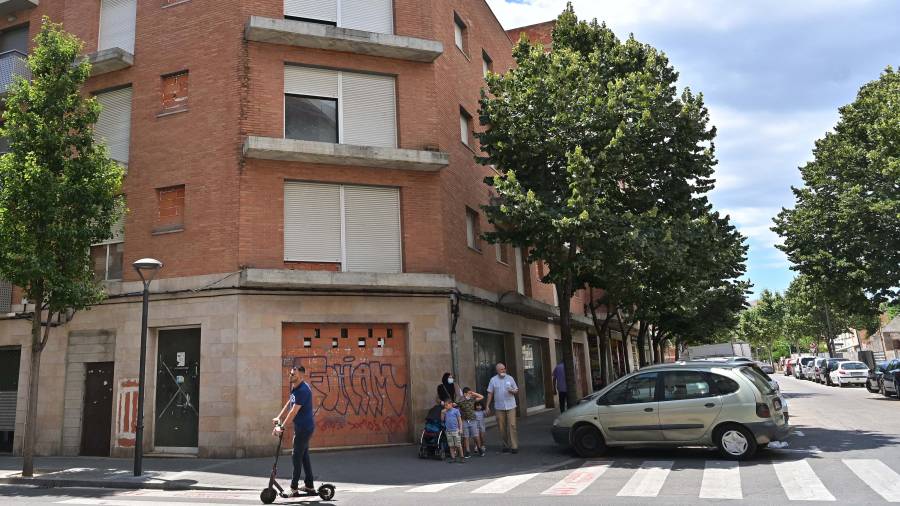En el cruce entre la avenida Jaume I y la Ronda de Subirà hay un edificio que quedó inacabado. FOTO: ALFREDO GONZÁLEZ