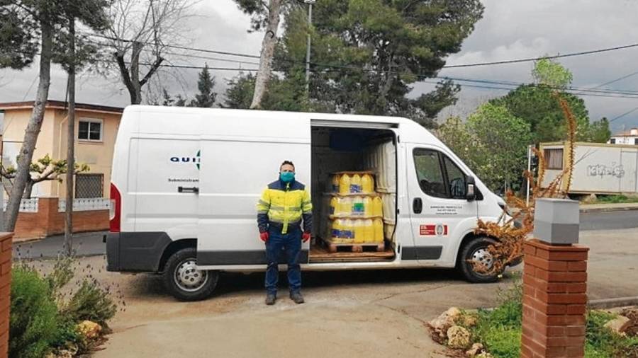 L’empresa ha donat 550 litres de lleixiu a l’APPC -La Muntanyeta. FOTOs: cedides