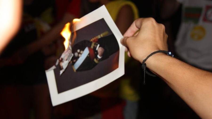 Imatge d'un retrat del Rei d'Espanya cremant al final d'un acte de l'esquerra independentista en la Diada de l'11 de Setembre del 2016. Foto: ACN