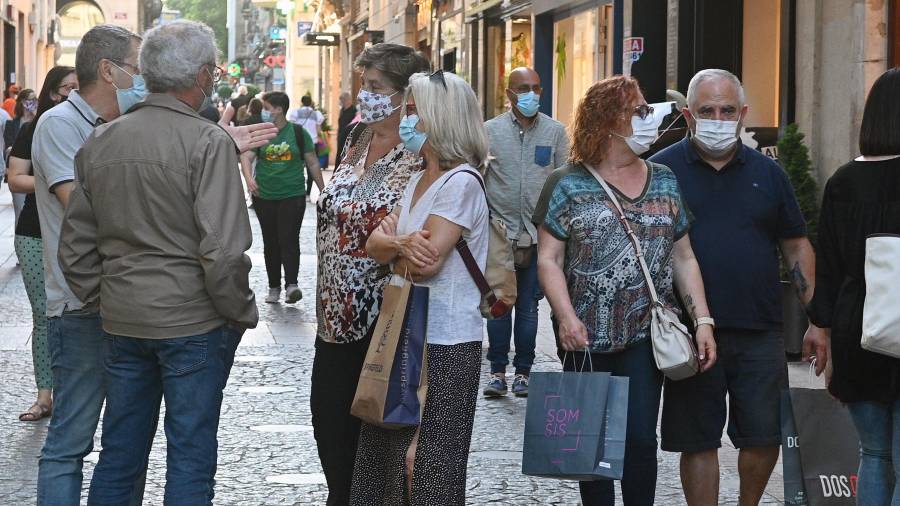 Personas con mascarilla por la calle Monterols de Reus. FOTO: ALFREDO GONZÁLEZ/DT