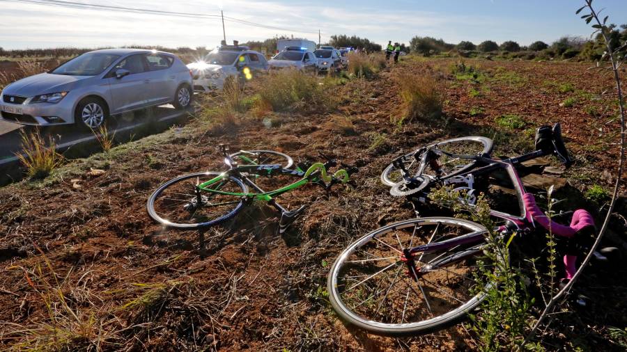 Les bicicletes que portaven les dues ciclistes quan van ser atropellades. FOTO: LLUÍS MILIÁN/DT