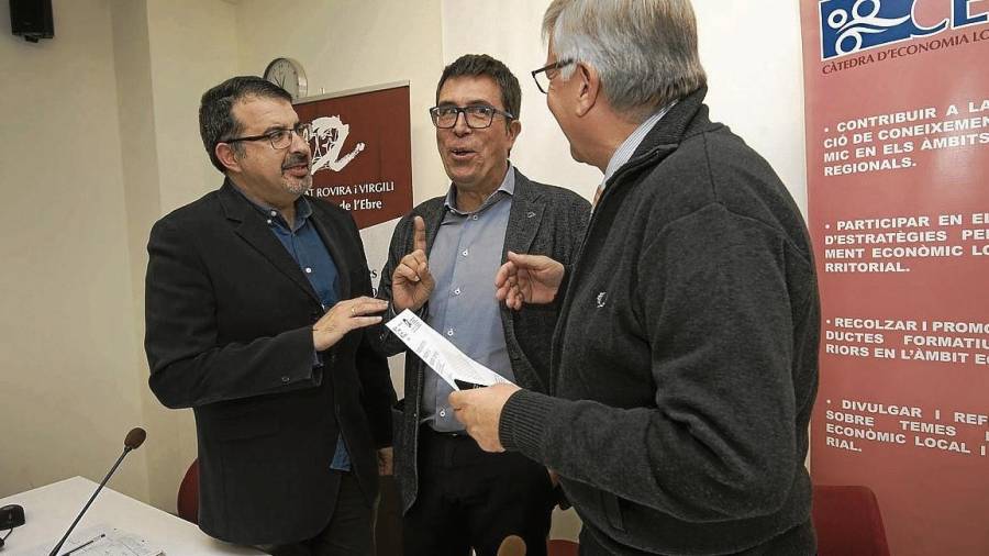 Juan Antonio Duro, Xavier Farré i Gustavo Turon presentant el congrés, ahir, a la URV. FOTO: joan revillas