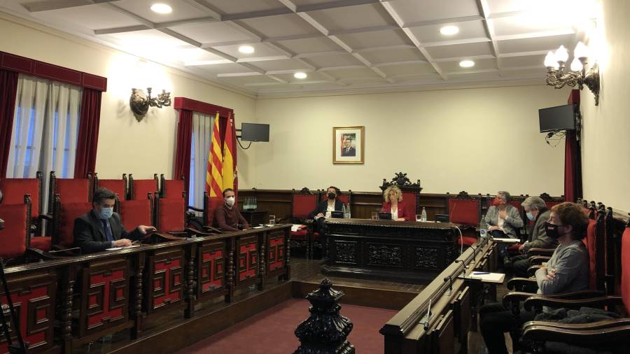 Inici del ple per debatre la qüestió de confiança, ahir al matí a l’Ajuntament de Tortosa. Foto: M. Pallás