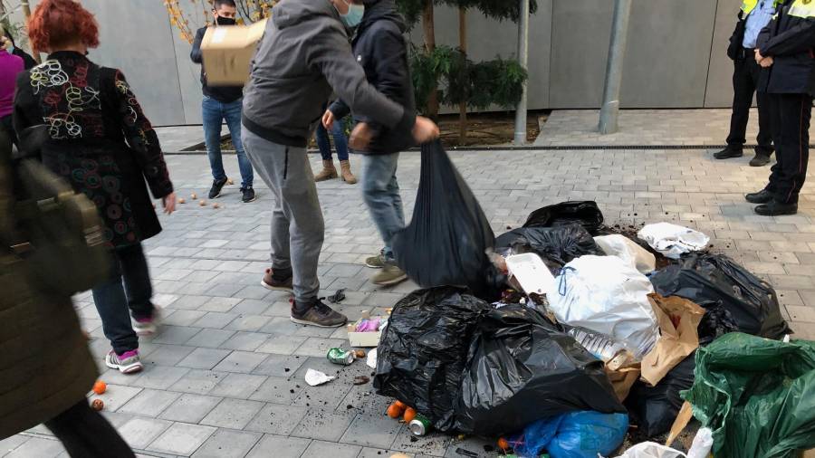 Propietarios de bares y restaurantes han salido a la calle en Tortosa para tirar la basura en la sede del Govern. Foto: M.P.