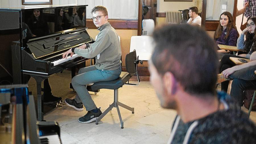 Al fondo de la imagen Guillem, alumno del Conservatori tocando ‘Bohemian Rhapsody’ de Queen. Foto: fabián acidres