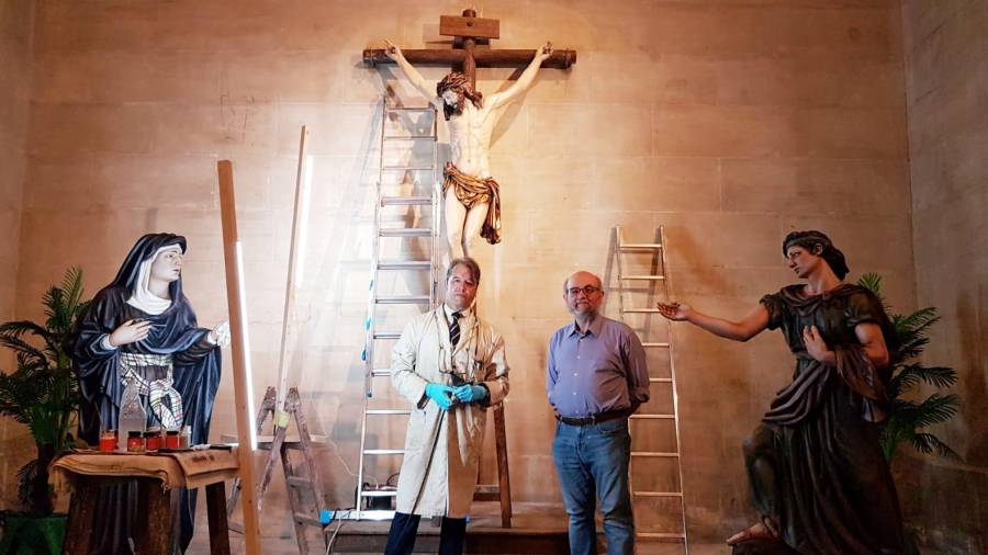 Los restauradores Lluís Capdevila y José Antonio Ferrer durante los trabajos realizados sobre las tres figuras del paso. A la derecha, detalle de los rostros. Firma: Cedida