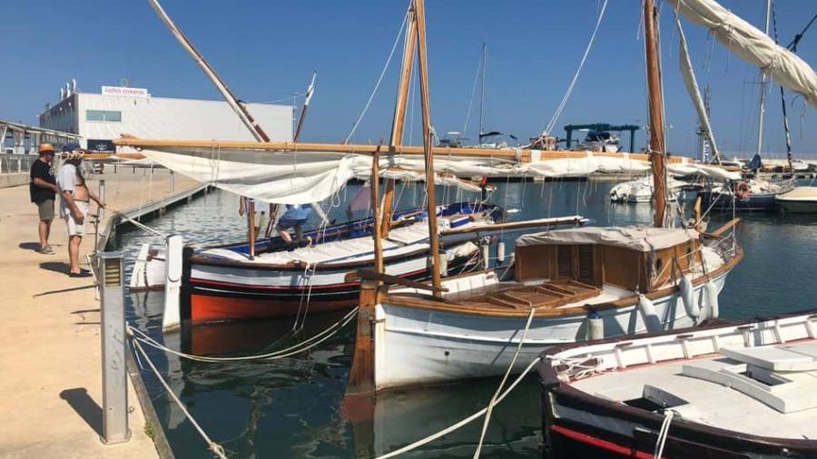 Históricas barcas en el puerto de Segur de Calafell.