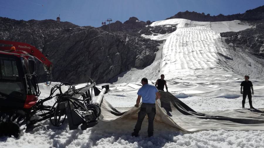 Un equipo cubre el glaciar Presena con grandes lonas para protegerlo del cambio climático. FOTO: EFE