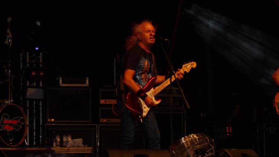 Armando de Castro, cantante y guitarrista de Barón Rojo, durante su concierto en Vila-seca en 2018. FOTO: J. DÍAZ