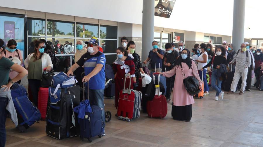 Fotografía del pasado 7 de mayo del grupo de españoles que estaban a punto de ser repatriados en el Aeropuerto de Casablanca, en Marruecos. FOTO: EFE