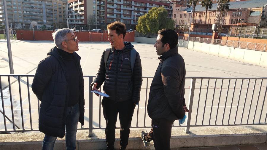 Enric Garcia, Albert Mestres i Jepi Selva, ahir davant la pista on es posarà la instal·lació. FOTO: ÀNGEL JUANPERE