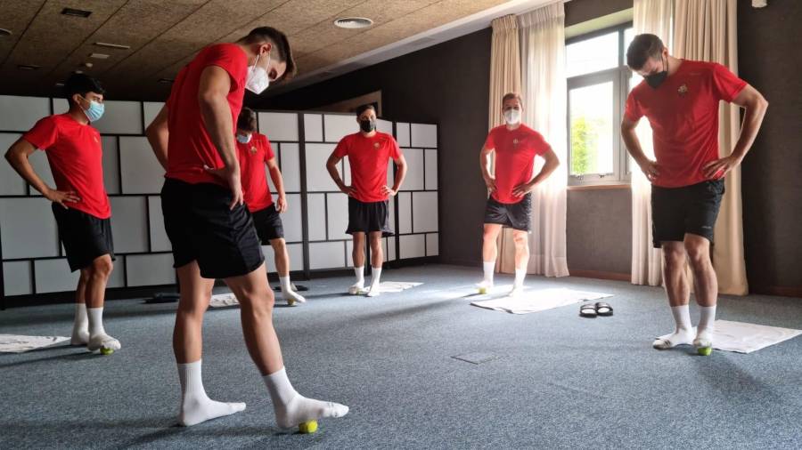 Los jugadores del Reus realizaron ayer ejercicios de movilidad en el hotel de concentración. FOTO: REUS DEPORTIU