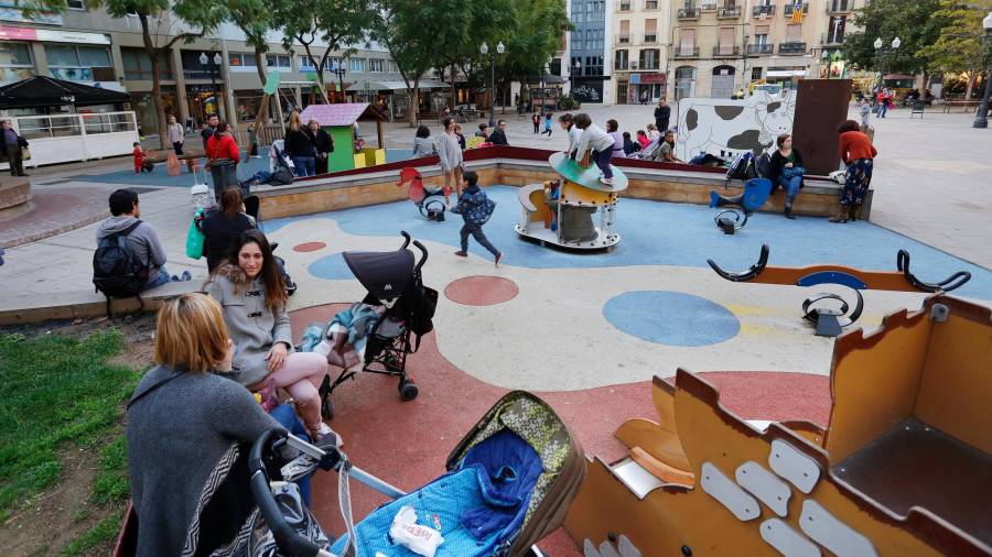 El parc infantil de la plaça Verdaguer és un dels més concorreguts de la ciutat. FOTO: PERE FERRÉ
