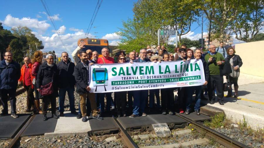 Un momento de la protesta en la estación de Salou. FOTO: N. R.