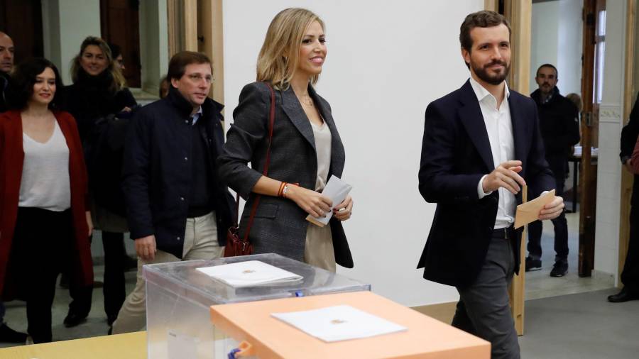 Pablo Casado en el momento de entrar a votar junto a su mujer.