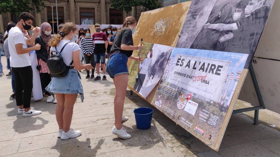 Tres centros educativos de Reus critican la calidad del aire en la muestra de activismo urbano 'És a l'aire'