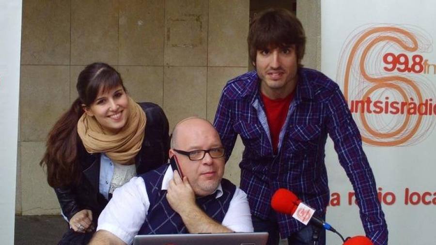 Jordi Escoda, entre Elizabeth López i David Fernàndez, a Punt 6 Ràdio. FOTO: lanovaradio.cat