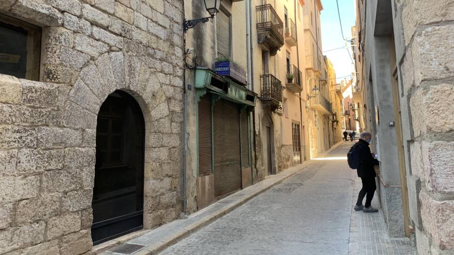 Cal Masip –edifici que té la porta amb la persiana abaixada– es troba al carrer Sant Josep de Montblanc a tocar del Palau Alenyà. FOTO: J.G.
