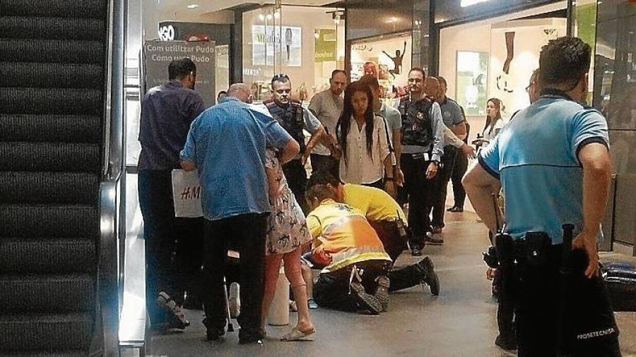 El niño habría caído desde la planta 1 a la -1 del Centro Comercial por el hueco de las escaleras. FOTO: Ivan Compte
