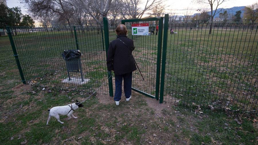 Les àrees d’esbarjo canines seran els únics espais exempts d’aquesta normativa. FOTO: Joan Revillas