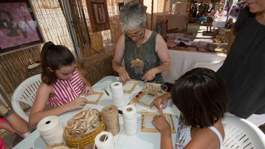 Imatge d’unes nenes participant ahir en un dels tallers d’artesania de la fira. FOTO: Joan Revillas