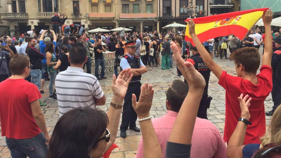 Españolistas e independentistas se han manifestado este mediodía en la plaça Mercadal de Reus. Foto: F. Gras