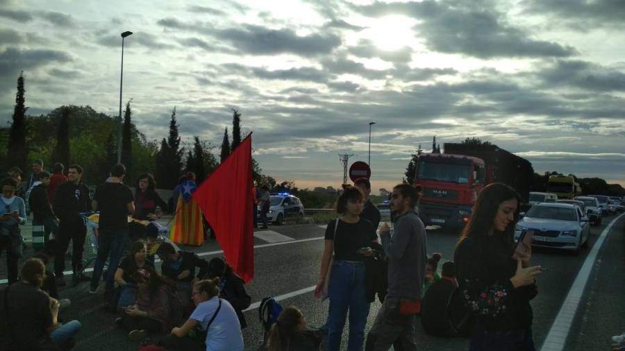 Imagen de la concentración en la carretera T-11. FOTO: J. S.