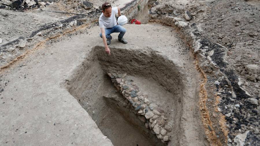 El arqueólogo Enric Vilalta mostrando una estructuras íbera. Foto: PERE FERRÉ