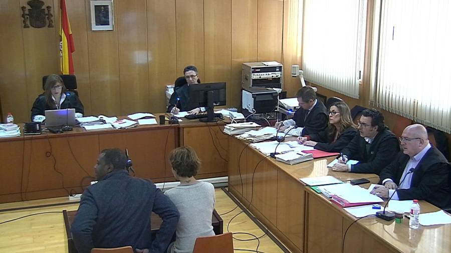 El acusado, en el centro, durante su declaración el día del juicio en la Audiencia Provincial de Tarragona. Foto: ACN