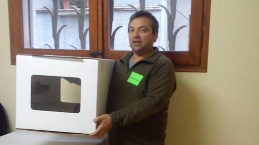 Artur Miró, con una urna, en el proceso participativo del 9-N. ‘Ahora habilito espacios porque el pueblo me lo ha pedido’, dice. Foto: DT