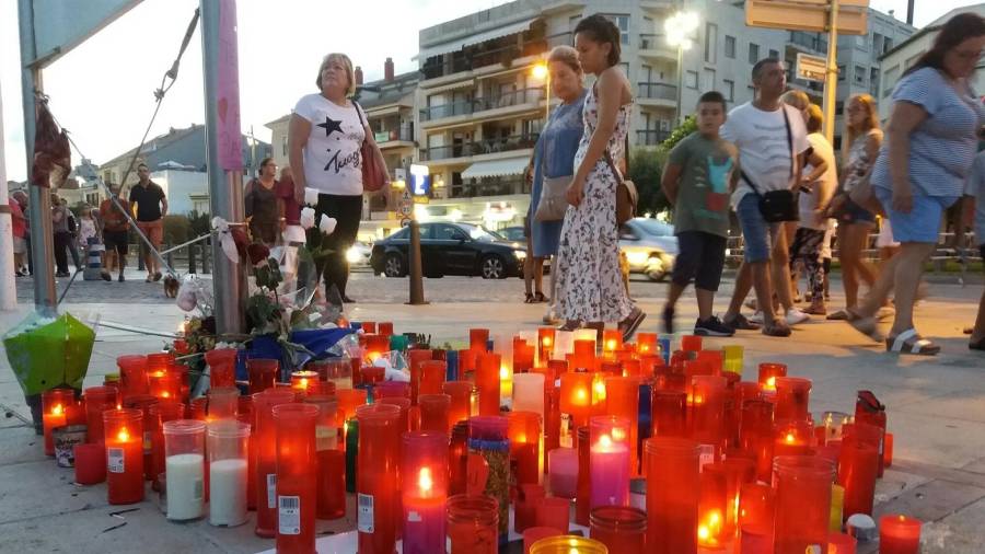 Cambrils puso velas en recuerdo de las víctimas de los atentados terroristas. FOTO: PERE FERRÉ/DT