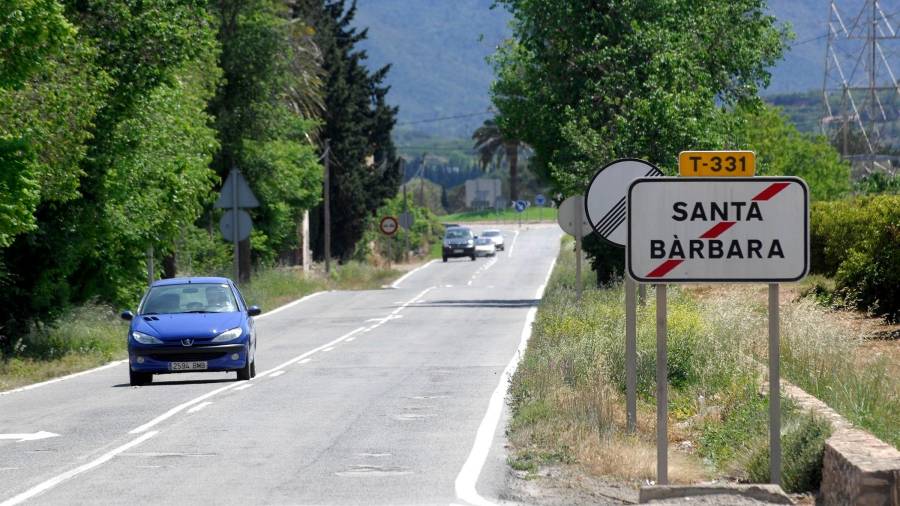 L'accident ha tingut lloc a aquesta carretera, al seu pas per Santa Bàrbara. Foto: Joan Revillas/DT