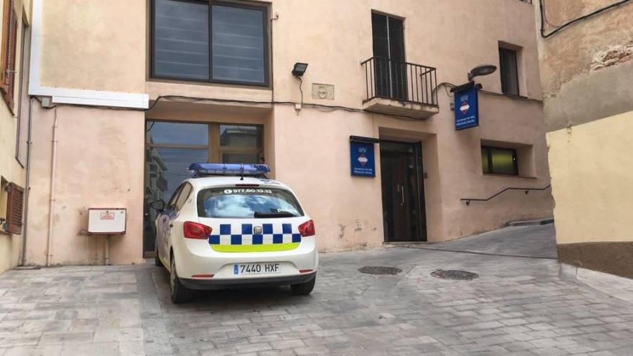 La Policia Local va detenir les dones a prop de la casa on es van produir els fets. FOTO: ALBA TURÓ/DT
