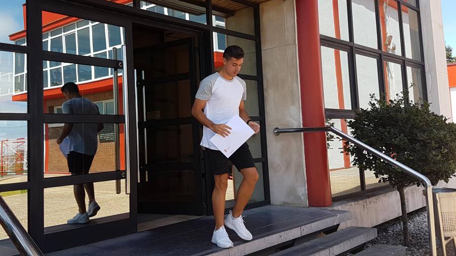 Álvaro Bustos sale de las oficinas del Sporting de Gijón después de vincularse de la entidad asturiana.