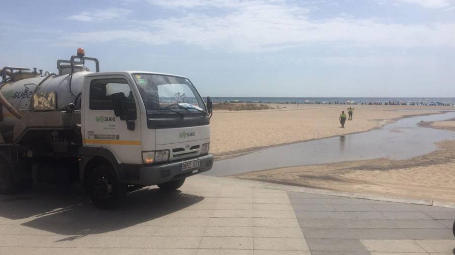 Un camión ha acudido a la playa tras recibir las quejas del vertido, que ha llegado hasta el mar.