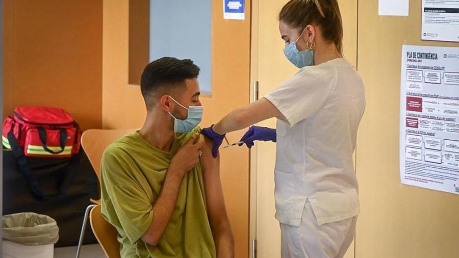Vacunación durante esta semana a un joven en el Campus Catalunya de la URV. FOTO: URV