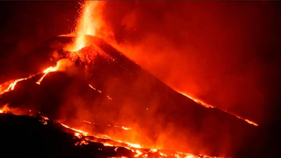 Imagen del volcán mientras estaba en erupción. Foto: EFE