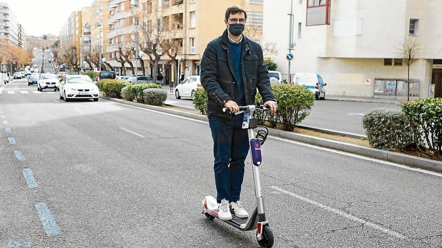 Cada vez son más ciudades las que apuestan por fomentar el patinete eléctrico de alquiler. FOTO: Alba Mariné