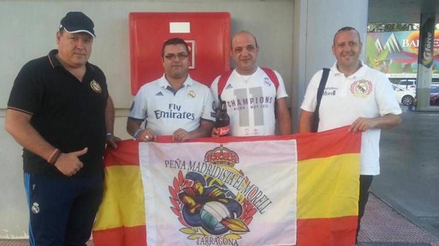 El presidente de la peña Antonio Naranjo, a la izquierda, junto con otros aficionados del Real Madrid. FOTO: DT